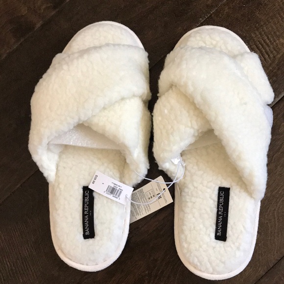 NWT: Banana Republic fuzzy slippers - Picture 1 of 5